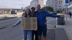 Bob, a la derecha, y sus amigos, esperando un conductor que les llevase hasta Portugal