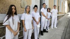De izquierda a derecha, Carla, Valeria, Sara, Dar�o, Aitana y Jose, seis de los voluntarios m�s j�venes de la Cocina Econ�mica