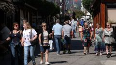 Las calles peatonales, como esta de Boiro, est�n atestadas de personas, tanto vecinos como visitantes