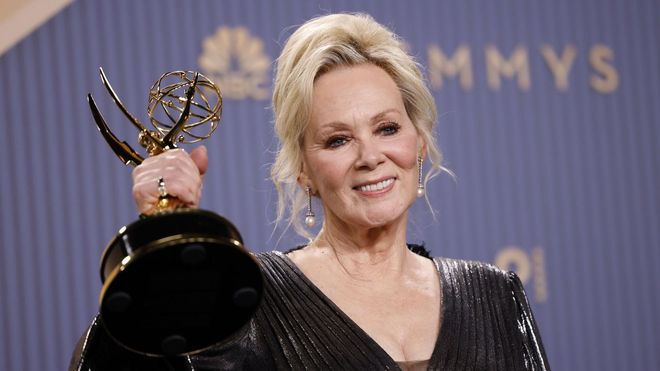 La actriz Jean Smart con el premio Emmy a mejor actriz de comedia por su papel como Deborah Vance en �Hacks�.