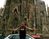 Figueiro posa con la Sagrada Familia al llegar a Barcelona. 