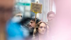 Una multitud protesta por la detencin de Brad Lander, este martes en Manhattan.