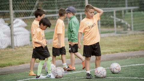 El Campus Sporty disfruta de Allariz.Las actividades ldicas y deportivas animan los quince das de actividad en el cmping y la ciudad deportiva de O Seixo