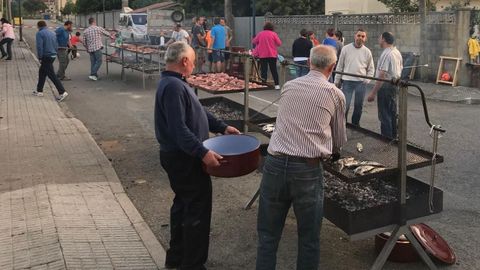 Los vecinos de Os Quenllos preparan a conciencia la sardi�ada para que sea un �xito.