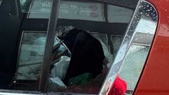 Ventanilla rota de un veh�culo en el que robaron en la zona de Os Mallos