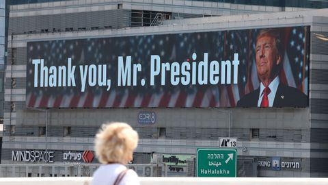 Un cartel en una calle de Tel Aviv le agradece a Donald Trump los ataques a las instalaciones nucleares de Irán