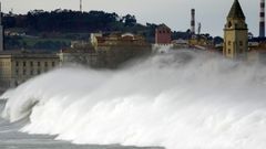 Enormes olas en la playa de San Lorenzo, con el Elogio del Horizonte al fondo