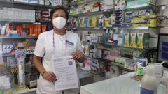 La farmac�utica Mar�a Teresa Iglesias con las dos dosis de Pfizer en su certificado de vacunaci�n