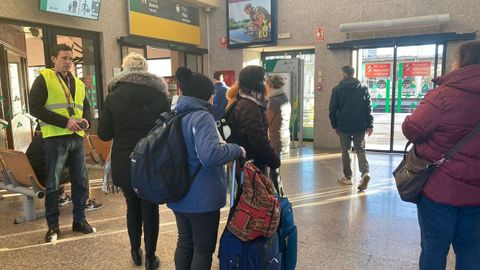 Personal de Renfe inform a los viajeros de la estacin de Pontevedra de las opciones que tenan al fallar algunos trenes