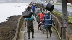 Mariscadores yendo a trabajar al banco de Os Praceres, en Louriz�n