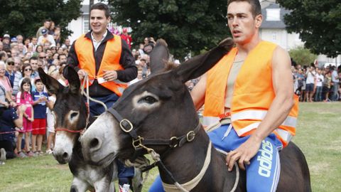 A la derecha, el asturiano Aníbal Linares, uno de los clásicos de las carreras de burros de toda la cornisa cantábrica