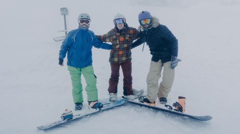 Manzaneda abre la temporada de esqu�.Un grupo de amigos disfrutando del primer d�a de esqu� de la temporada.