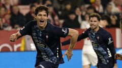 Marcos Alonso, con Javi Rueda de fondo, celebrando el tanto celeste en el Pizju�n.