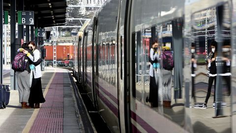 Viajeros en la estacin de Guixar, en Vigo