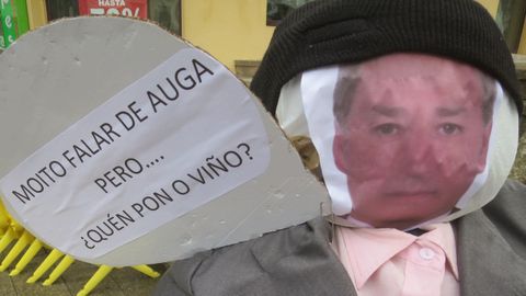 O alcalde de Monforte apareceu tam�n nun grupo de compadres inspirado nos problemas do servizo de subministro de auga
