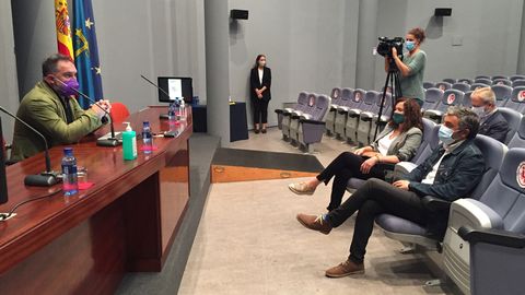 El director general de Infraestructuras Rurales, Fernando Prendes; la directora general de Desarrollo Rural, Bego�a L�pez; y el consejero de Medio Rural, Alejandro Calvo, en la presentaci�n del banco de explotaciones rurales