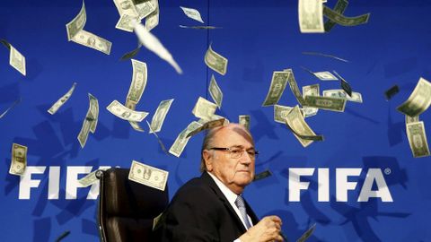 El comediante brit�nico Lee Nelson lanz� billetes al presidente de la FIFA Sepp Blatter. 20 de julio. 