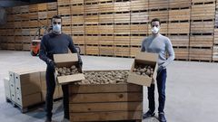 Los hermanos Eloy y Ra�l muestran las cajas de patatas que enviar�n a los hogares