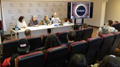 Formaci�n. Primero fue en Malpica, y la siguiente parada a modo preparatorio para el eclipse del 12 de agosto fue el pasado viernes en Vimianzo. En realidad, fueron dos las actividades realizadas. El experto Javier Ares ofreci� sendas charlas en el IES Terra de Soneira y en la Casa da Cultura con muy buena acogida, destac� el Concello, que organiz� en colaboraci�n con la Asociaci�n de Astroturismo Costa da Morte. El Ayuntamiento hace hincapi� en el uso de gafas homologadas para la observaci�n.