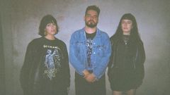 <span lang= gl >Mariagrep e Clara Redondo escoltan a Nuno Pico nunha imaxe da banda Grande Amore.</span>