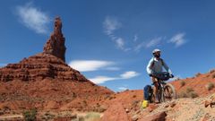 Juan sin Miedo en su traves�a por el continente americano.Juan Menendez Granados en el Valle de los Dioses (Monument Valley)