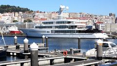 El yate del empresario Eddie Lampert atracado en Davila Sport Vigo
