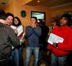 Un inmigrante rumano pide limosna en el bar Arco Iris mientras los premiados celebran el gordo