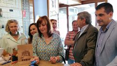 Castro pagando una de sus compras con la tarjeta del premio.