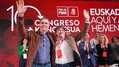 El secretario general del PSOE y presidente del Gobierno, Pedro Snchez, y el del PSE-EE, Eneko Andueza, durante el 10 congreso de los socialistas vascos, este sbado en San Sebastin.