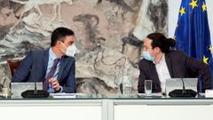 Pablo Iglesias habla con Pedro S�nchez en su �ltimo Consejo de Ministros