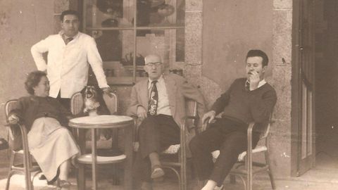 Paco Fern�ndez con Alfredo el camarero y unos amigos mexicanos, en los 50