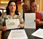 Ana Arzuaga y Marino Casal con la sentencia absolutoria.