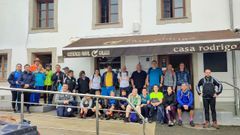Los caminantes delante de Casa Rodrigo, en San Claudio, en Ortigueira