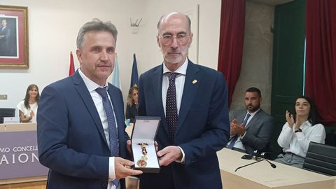 Roberto Cabral junto al alcalde de Baiona, Jes�s V�zquez Almui�a