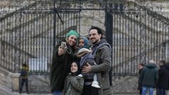 Turistas fotografi�ndose delante de la catedral este martes