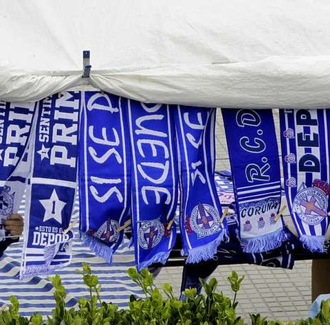 El Deportivo pretende que en los puestos de Riazor solo se vendan productos oficiales. 