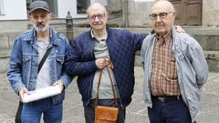 En la Praci�a da Herba. El historiador y cronista oficial de Viveiro, Carlos Nuevo Cal, cuyos trabajos han sido clave para la preparaci�n del homenaje, ayer con dos de los impulsores del monumento, Ton Blanco y Anxo Curr�s, de la Comisi�n Promemorial das V�ctimas do Franquismo en Ferrolterra. pepa