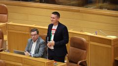 El socialista Aitor Bouza tom posesin de su escao con una camiseta de apoyo a Palestina.