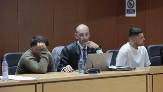 Jos� Luis Franco ( de blanco) y Yared Gestal (de verde, tap�ndose el rostro) en una de las sesiones del juicio por el crimen de Yoel Quispe en la Audiencia Provincial de A Coru�a