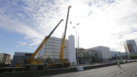 7 de abril, d�a 24 de confinamiento. Ox�geno para el hospital de campa�a de A Coru�a. Dos enormes gr�as descargan los tanques de gases para el centro sanitario que la Xunta levant� en Expocoru�a y que finalmente no se tuvo que utilizar.
