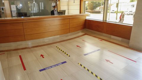 En el Gran Hotel Ferrol se han colocado pegatinas en el suelo para marcar la distancia de seguridad