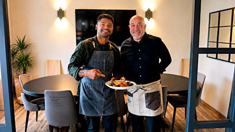 El chef Raimundo Pe�a, con el metre noi�s Juan Francisco Lojo