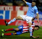 Andr�s T��ez se adelanta a Falcao en el partido del viernes pasado en el Calder�n.