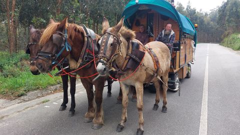 Salvador (derecha), con su amigo José, que le acompaña desde hace un par de semanas, cerca de la Vila de Bares