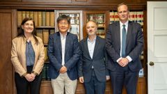 David Regades y Margarita Ardao, oficializaron la venta de la parcela a Don Yong Wang Tao, en representaci�n de Albo