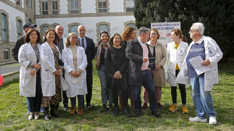 Miembros de asociaciones, autoridades y trabajadores sanitarios, este miércoles, en el monumento al donante de Pontevedra