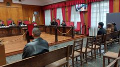 La v�ctima del pu�etazo (sentado solo en un banco) acept� la rebaja de la pena para su agresor (sentado junto a las otras dos j�venes)