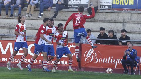 Los jugadores del Arousa celebraron hasta cuatro veces su dominio sobre el Llanera durante buena parte del encuentro en A Lomba.