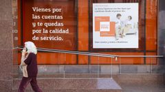 Un cartel en una entidad bancaria anuncia hipotecas