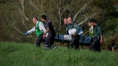 Miembros del Servicio Judicial y de la Guardia Civil trasladan el cuerpo sin vida del hombre fallecido en Bande